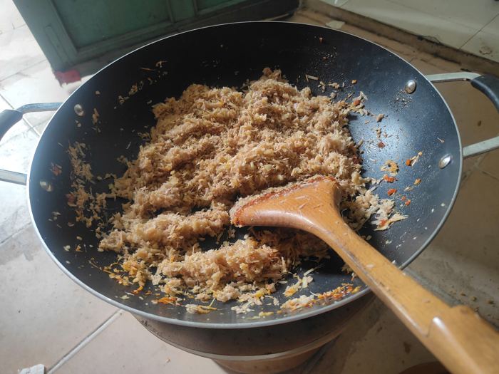 Sả tỏi phi vàng trong chảo