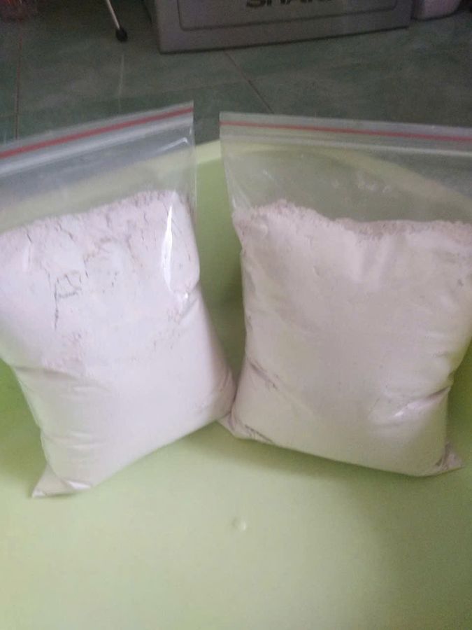 Hai túi bột hạt sen thành phẩm màu trắng ngà